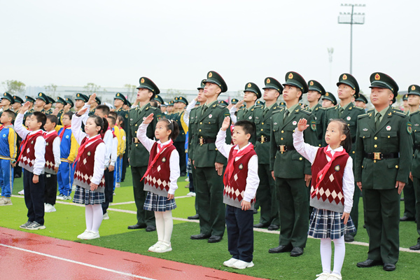 眾人莊嚴觀看五星紅旗冉冉升起。重慶航天職業技術學院供圖