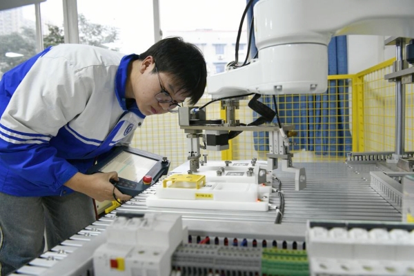 安裝與調試比賽現場。重慶能源工業技師學院供圖