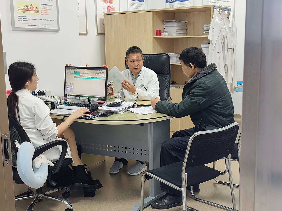 醫生看診。重慶東大肛腸醫院供圖
