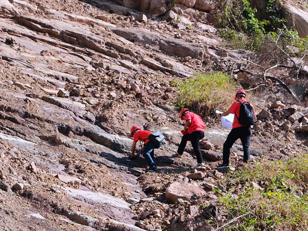 《烈日下問診大地》。8月15日，南江地質隊駐守地質工程師在長壽區江南街道龍橋湖村開展1：10000小流域地質災害精細化調查。劉黎攝
