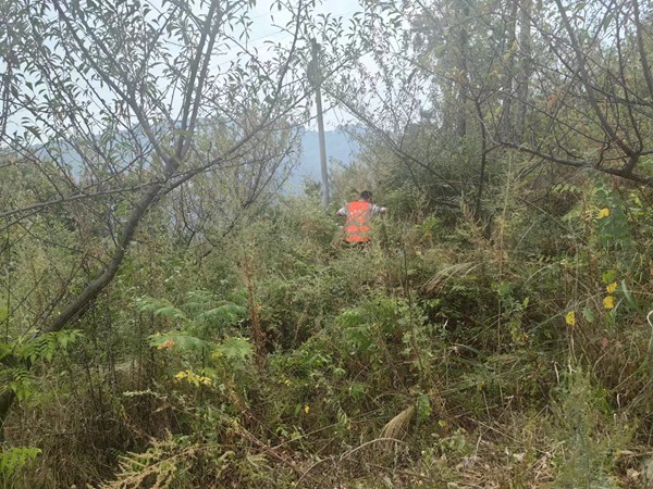 《巡查檢查監測儀器（組圖）》。9月27日，巫山縣銅鼓鎮收到監測儀器發出告警，駐守地質工程師王忠凌前往儀器所在地查看告警原因。夏鑫偉攝