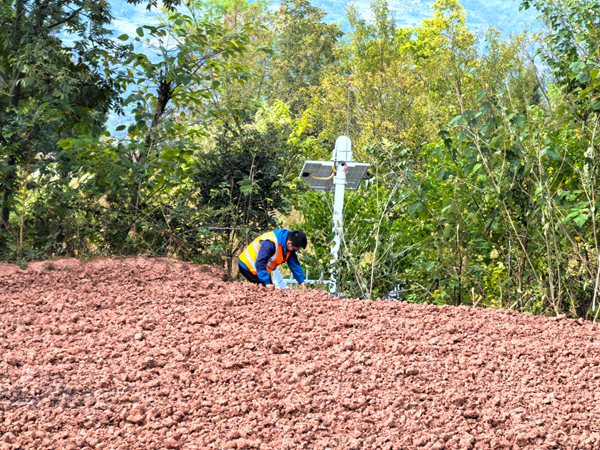 《巡查檢查監測儀器（組圖）》。10月4日，王忠凌在日常巡查中，檢查地災點的監測儀器是否正常工作。只有做好了日常維護，才能確保告警的準確度。劉勇攝