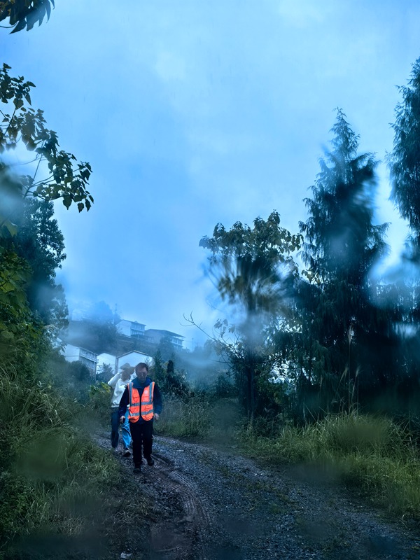 《雨中的身影》。10月17日，巫山縣銅鼓鎮駐守地質工程師王忠凌（前）和鎮規建辦工作人員謝清艮，在前往銅鼓鎮竹園村測量檢查途中遇到了降雨，踩著泥濘繼續前行。劉勇攝