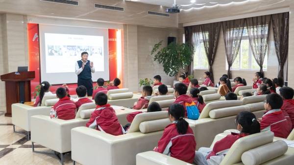 王芷龍講解海扶刀研發的故事。巴南區融匯小學供圖