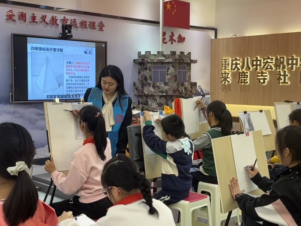 石馬河街道來鹿寺社區專職網格員李妍為社區居民講解“來鹿美術 創意空間”素描課程。江北區委組織部供圖