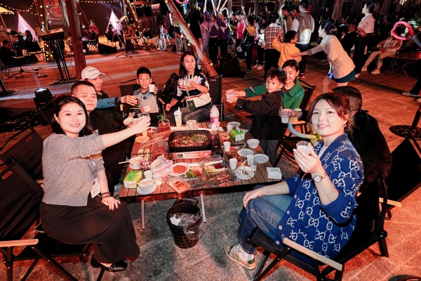 市民品嘗淄博燒烤、巫山烤魚。巫山縣融媒體中心供圖