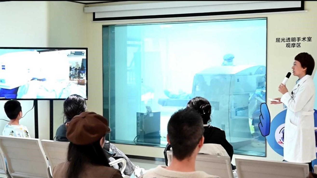 發布會現場。重慶南坪愛爾眼科醫院供圖