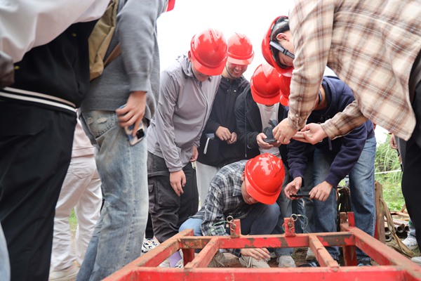 大學生觀摩、體驗山地物探鉆井場景。劉君攝