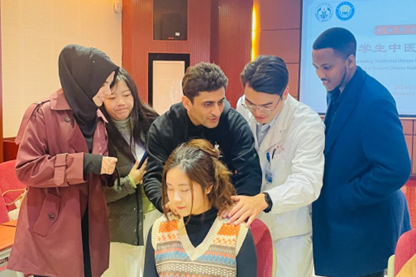 留學生體驗推拿。實習生梁雨馨攝