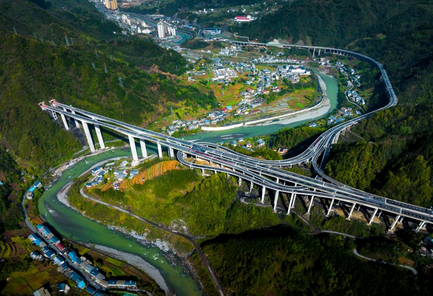 蜿蜒任河。張昌軍攝