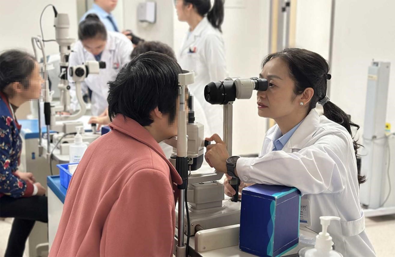 周曉虹為患者進行眼部檢查。重慶南坪愛爾眼科醫院供圖