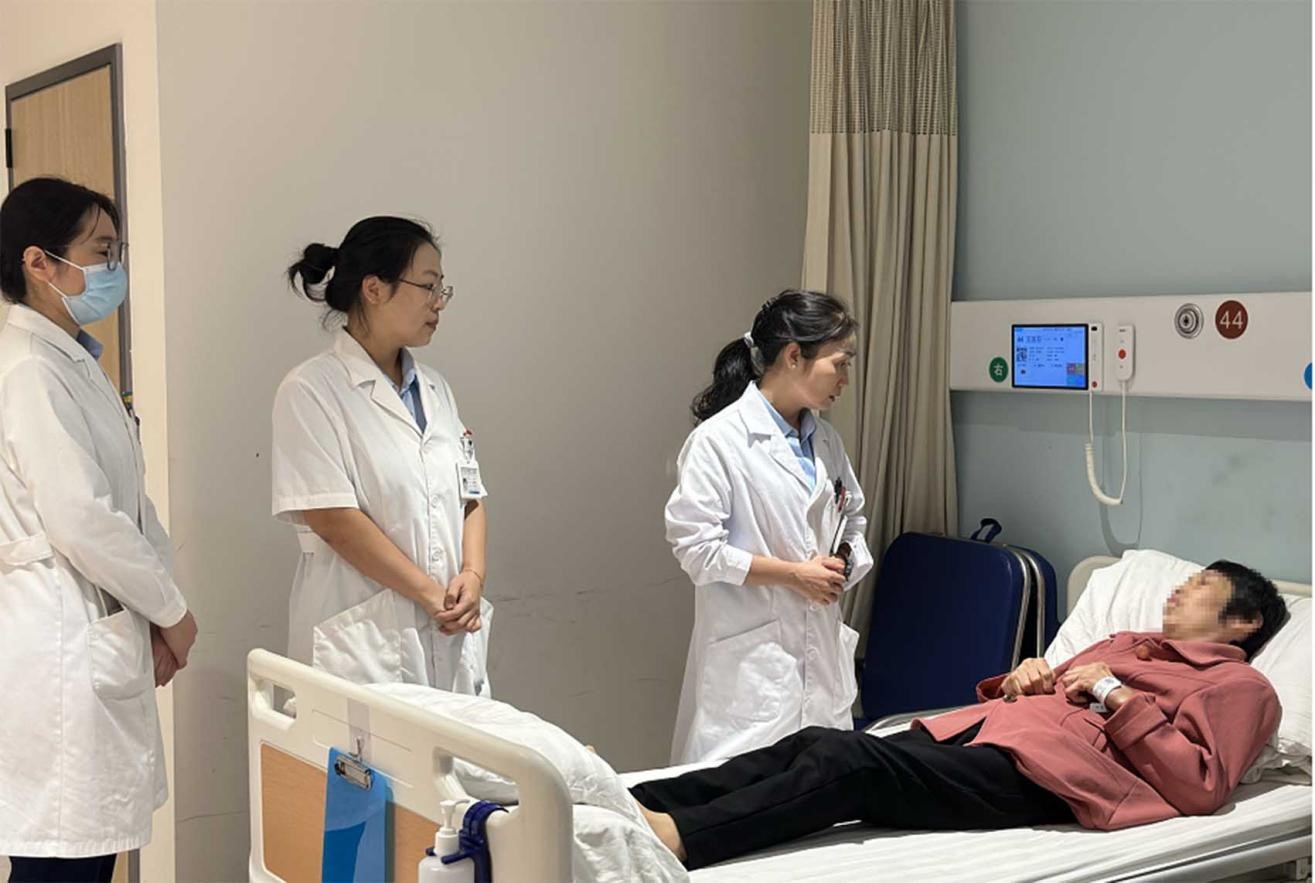 周曉虹到病房看望趙阿姨。重慶南坪愛爾眼科醫院供圖