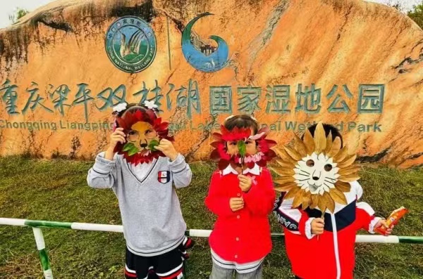 孩子們用秋葉制作面具。雙桂幼兒園供圖