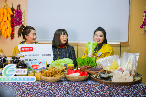 “云端花壩”鄉村直播間開播，主播推薦萬隆好物。陳星宇 攝