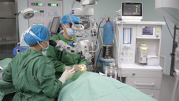 謝漢平為患者進行角膜移植手術。重慶普瑞眼科醫院供圖