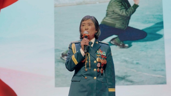 退役軍人謝彬蓉作宣講。兩江新區西南大學附屬中學供圖