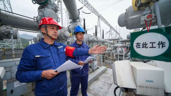 運維人員在500千伏圣泉變電站作業。國網重慶超高壓公司供圖