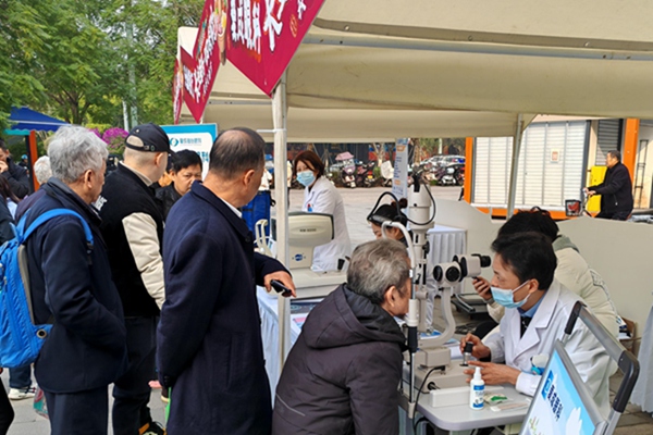 眼健康檢查。長生橋鎮供圖