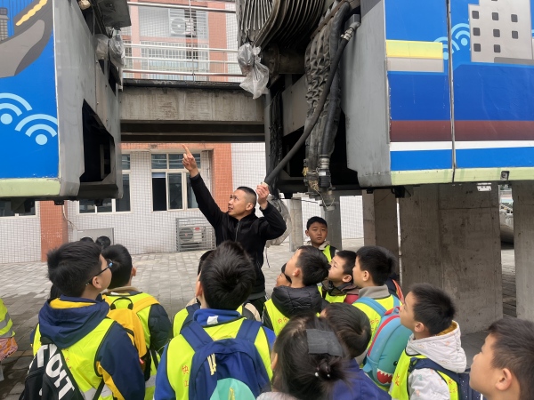 青少年們在重慶軌道交通實訓基地開展探索活動。主辦方供圖