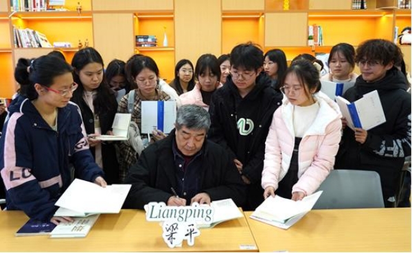 梁平為學生簽名贈書。楊樺攝