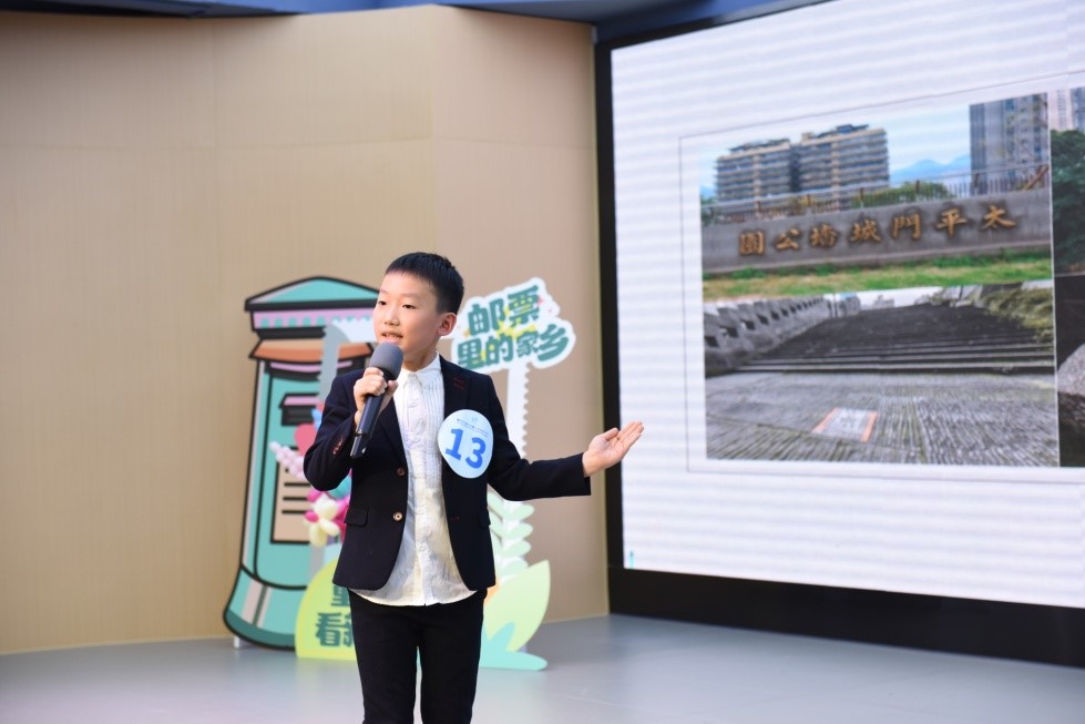 小選手在講述郵票中的家鄉。渝中區青少年校外活動中心供圖