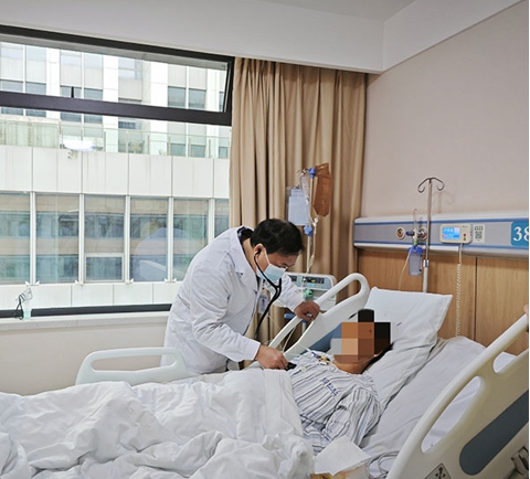 鐘前進為患者進行聽診檢查。重慶康心醫院供圖