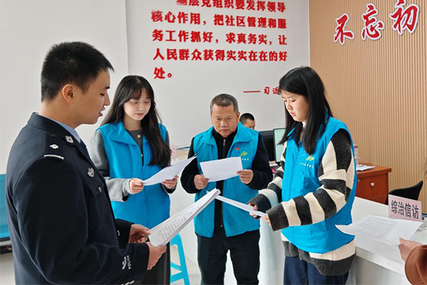 社區民警在給網格員培訓反詐技能。江口鎮供圖