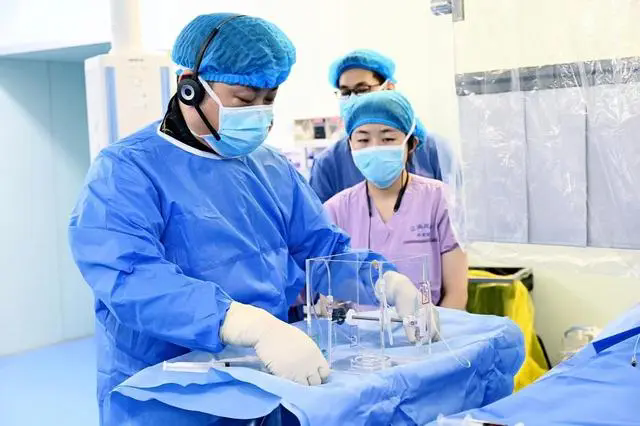 醫生實施釔90治療。受訪者供圖