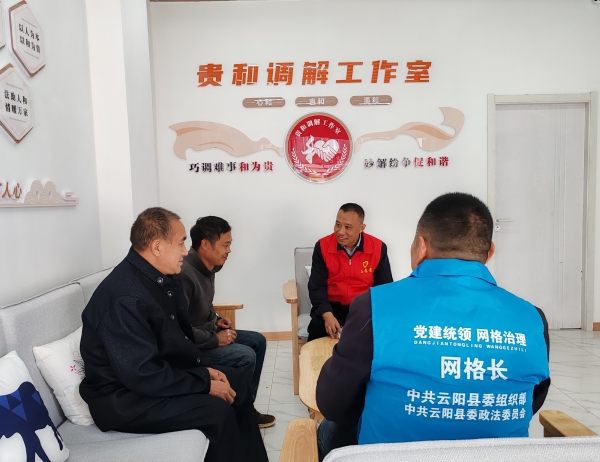 支部書記與網格長一起調解矛盾糾紛。泥溪鎮供圖