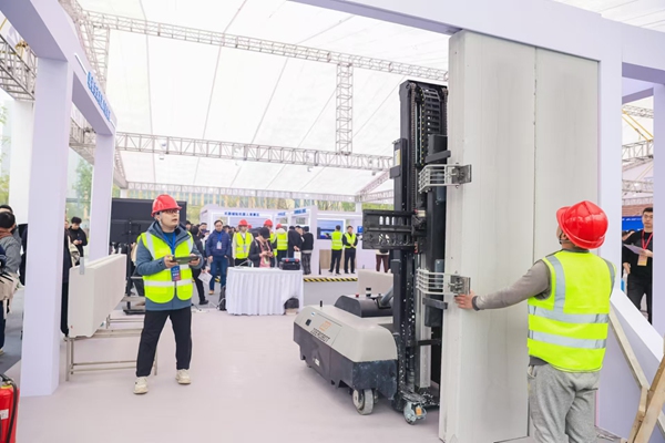 裝配式建筑預制墻板安裝機器人。受訪者供圖