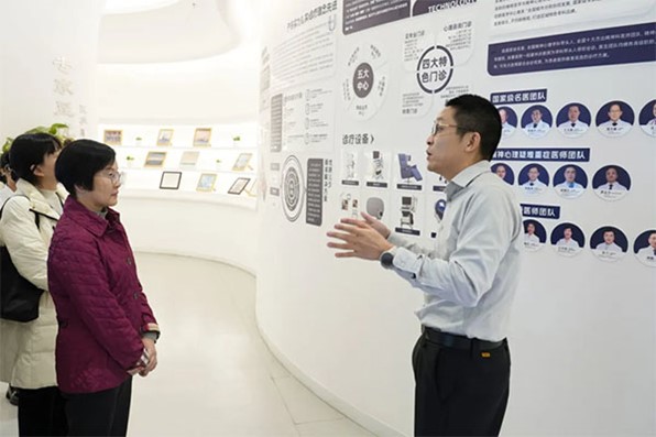宋奇名向專家介紹醫院情況。重慶優眠醫學中心供圖