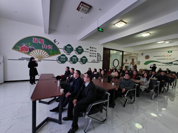 聆聽微黨課《頭雁領航謀發展  群雁齊飛促振興》。曾慶川攝