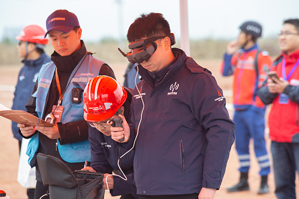 重慶鐵塔隊員用雙手靈活控制無人機。重慶鐵塔供圖