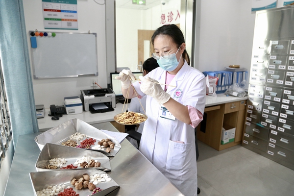 中藥師正在做中藥調配。曾英豪攝