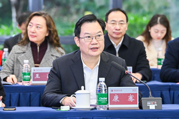 重慶理工大學黨委書記康騫致辭。重慶理工大學供圖