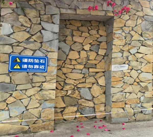 改造前的墻體。龍塔街道供圖