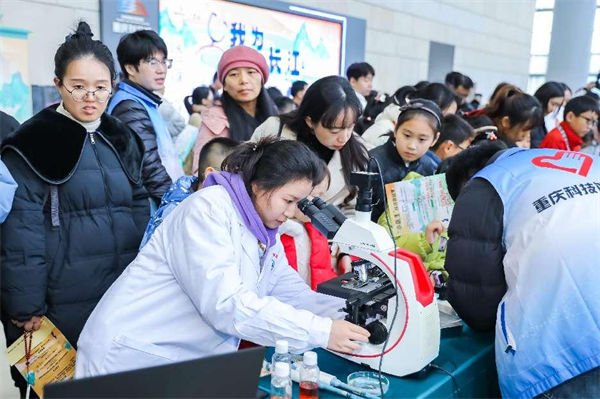 老師帶領觀眾們動手實踐。重慶科技館供圖