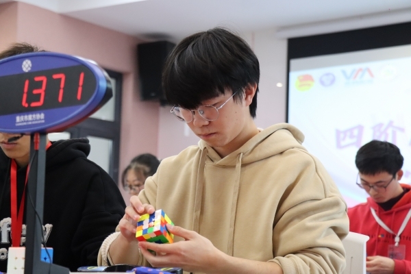 北京大學學生，2019年世界魔方錦標賽冠軍、二階魔方前亞洲紀錄保持者李佳洲參加決賽。重慶移通學院供圖