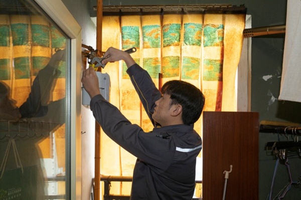 重慶燃氣中梁山公司工作人員為燃氣用戶換新表。重慶燃氣集團供圖