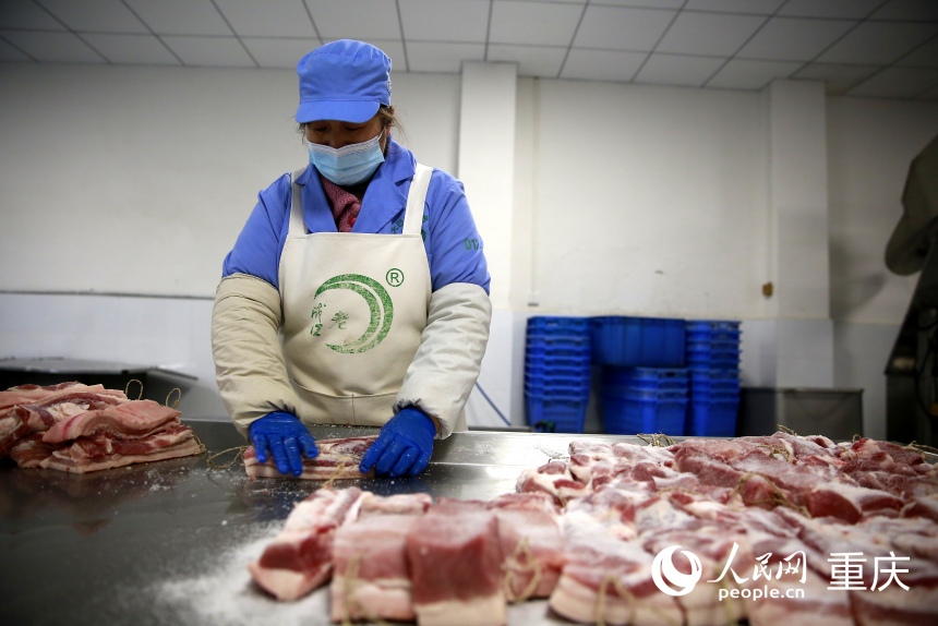 工人手工對分割好的豬肉進行碼鹽。人民網記者 劉政寧攝