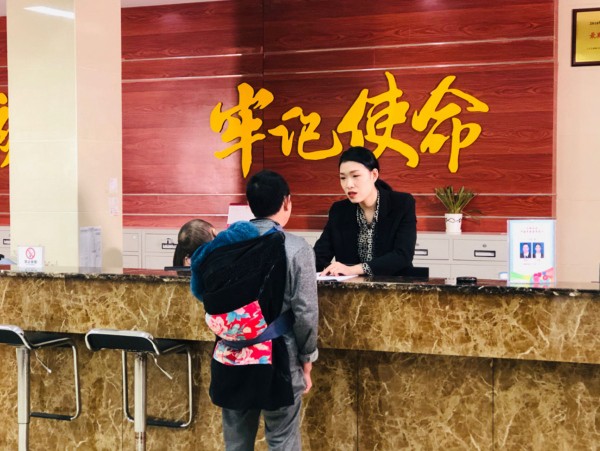 社區工作人員接待各族群眾來訪咨詢。曹檢攝