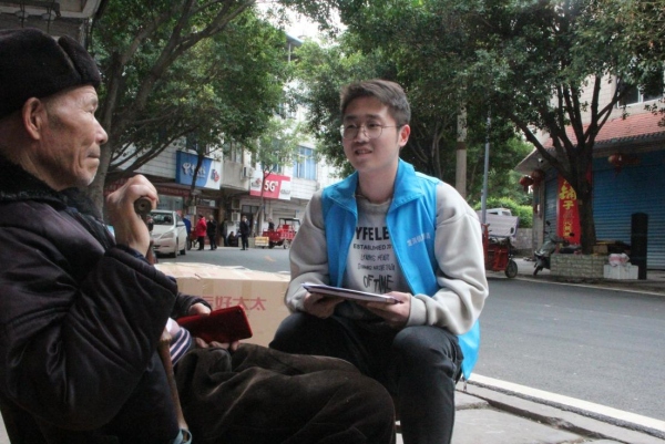 網格員陶正鑫了解獨居老人生活情況。龍洞鎮供圖