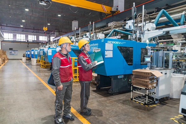 電力員工檢查記錄相關數據。國網重慶永川供電公司供圖