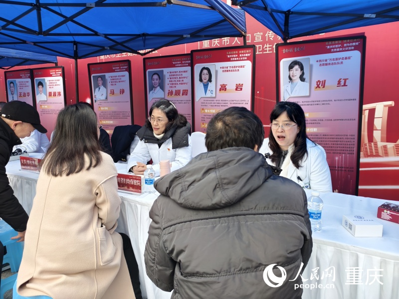 重慶好醫護、我為你服務”志愿服務總隊隊員正在為群眾義診