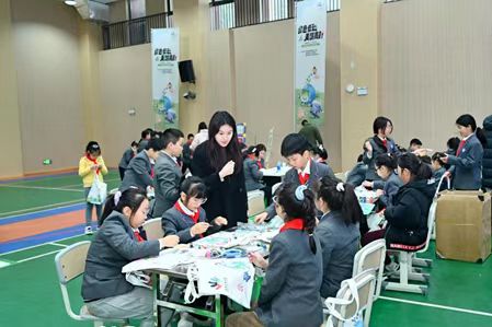 重慶科學城南開小學校垃圾分類環保袋創意繪畫現場。重慶高新區供圖