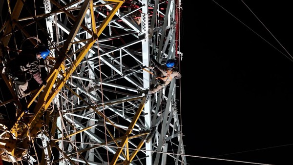 電力人員凌晨在鐵塔上施工作業。國網重慶永川供電公司供圖