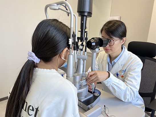 醫生檢查孩子視力情況。重慶普瑞眼科醫院供圖