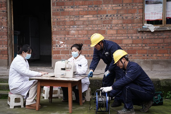 電力人員為醫療設備運行提供支撐。國網重慶永川供電公司供圖