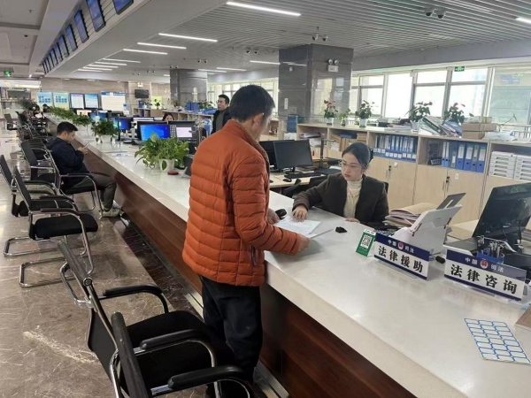 西部鍛煉青年律師為群眾提供法律咨詢。云陽縣司法局供圖