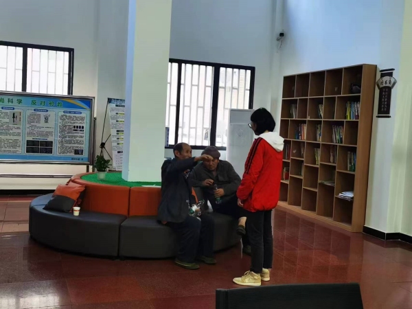 社區工作人員發現走失人員為其聯系家屬。荔枝街道供圖